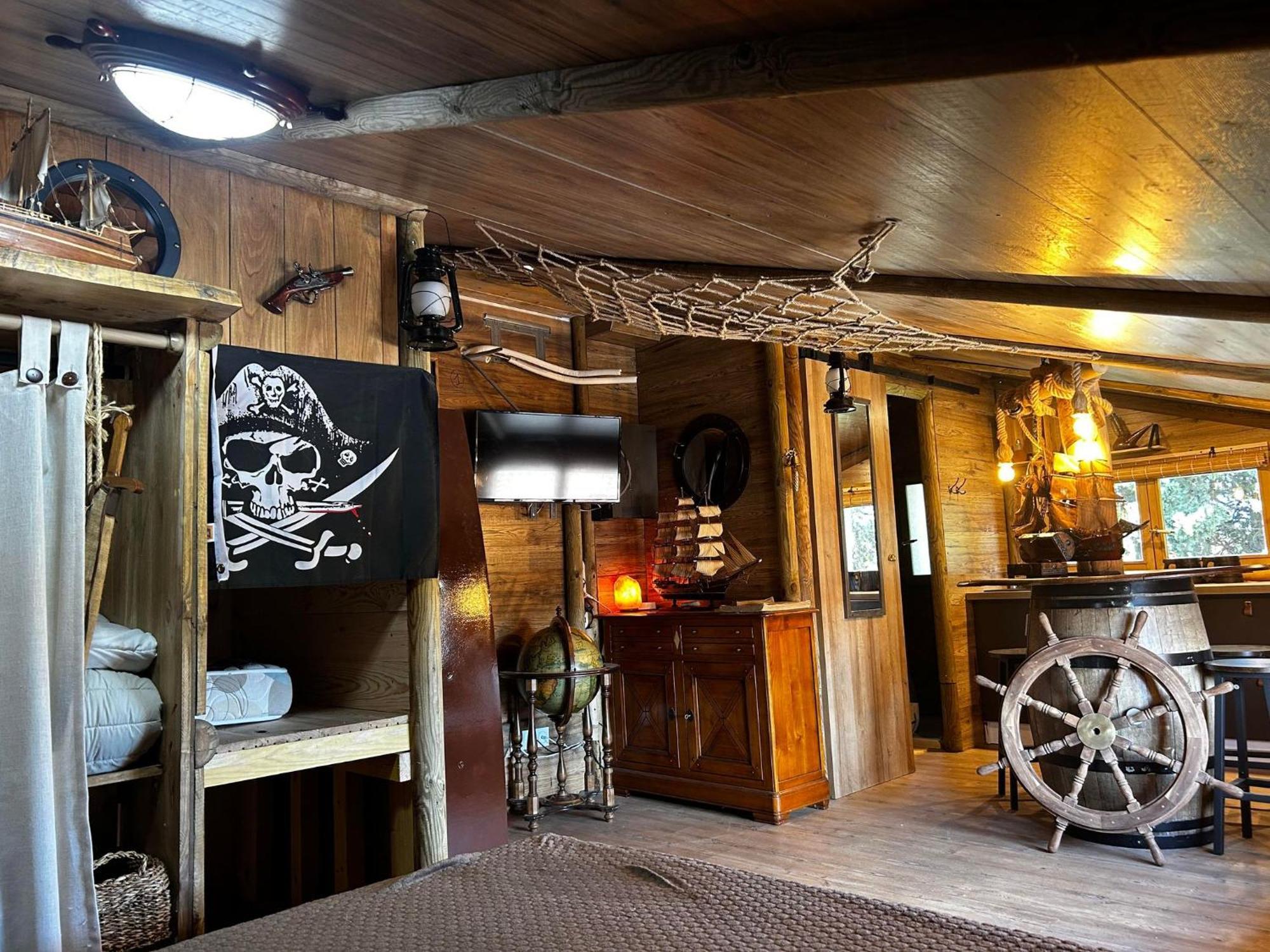 Les Chambres De Paulette Chambres A Theme Jack Sparrow Sainte-Marie-la-Mer Exterior photo
